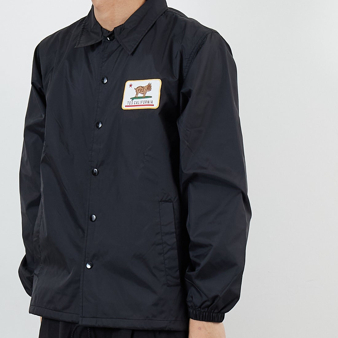 The Endless Summer [エンドレスサマー] カリフォルニアリパブリック コーチジャケット [SD-25774003] 01 BLACK &&モデル身長：179cm 着用サイズ：M&&