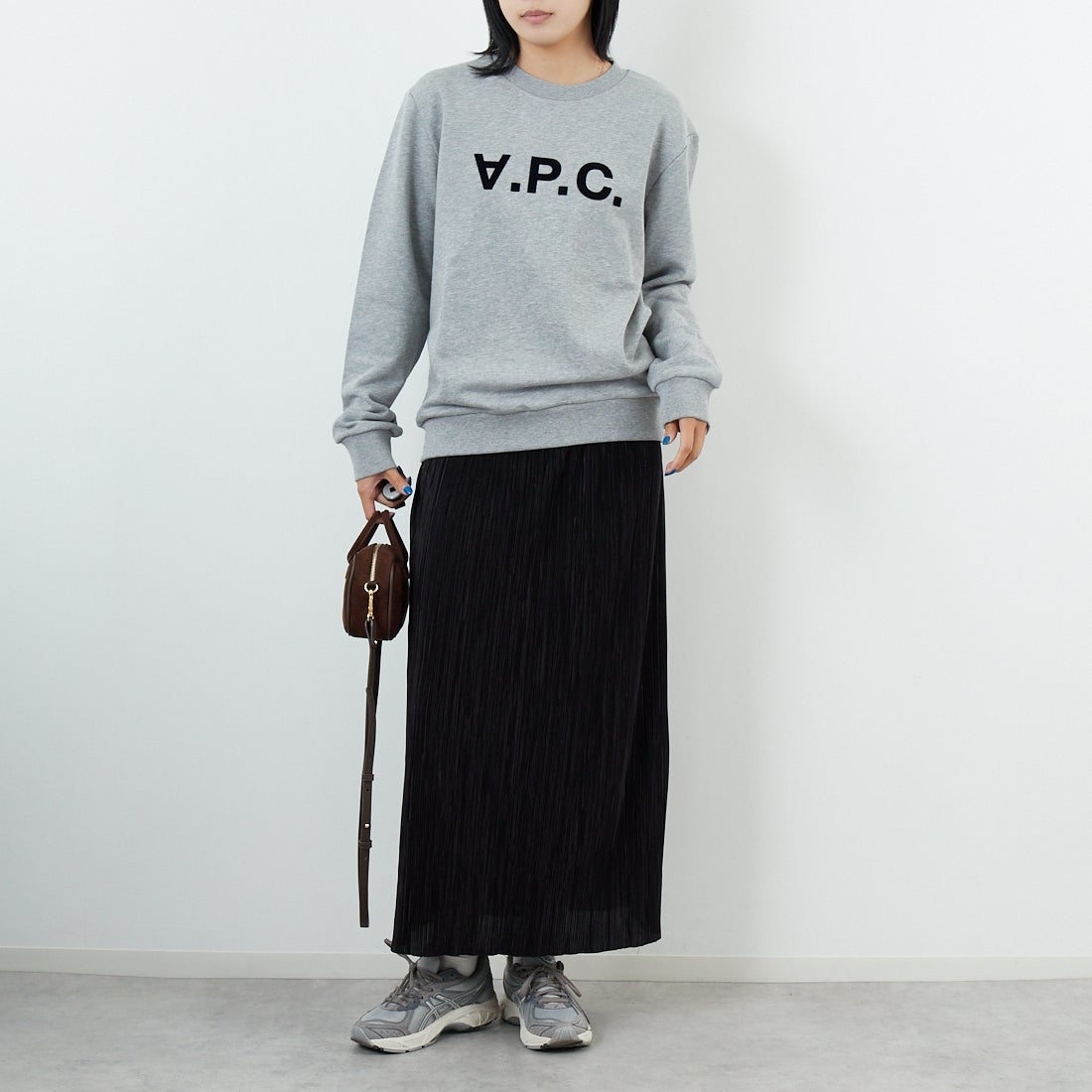 A.P.C. [アー・ペー・セー] VPCロゴ スウェットシャツ [STANDARD-GRAND-VPC] 92 GRIS &&モデル身長：167cm 着用サイズ：S&&