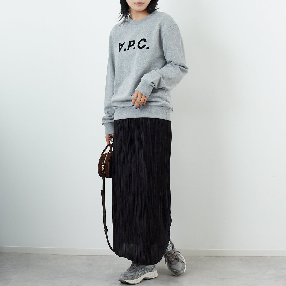 A.P.C. [アー・ペー・セー] VPCロゴ スウェットシャツ [STANDARD-GRAND-VPC] 92 GRIS &&モデル身長：167cm 着用サイズ：S&&