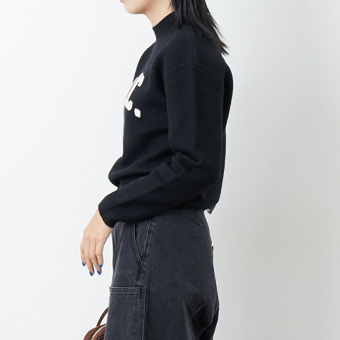 A.P.C. [アー・ペー・セー] APCロゴ クルーネックニット [PULL-JADA-LAINE] 99 NOIR &&モデル身長：167cm 着用サイズ：S&&