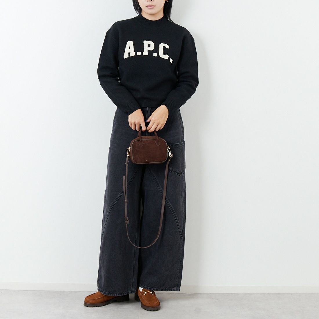 A.P.C. [アー・ペー・セー] APCロゴ クルーネックニット [PULL-JADA-LAINE] 99 NOIR &&モデル身長：167cm 着用サイズ：S&&