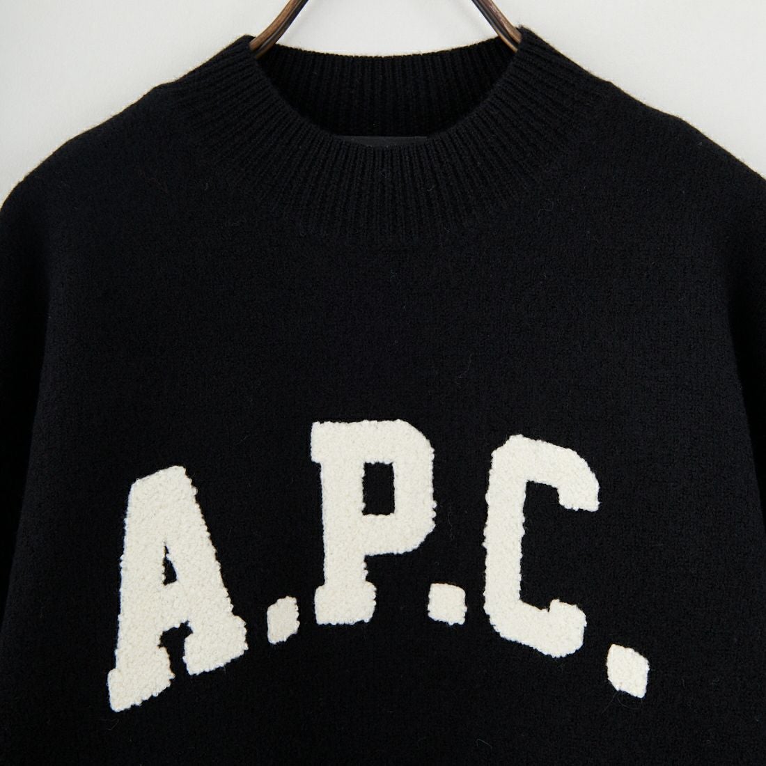 A.P.C. [アー・ペー・セー] APCロゴ クルーネックニット [PULL-JADA-LAINE] 99 NOIR