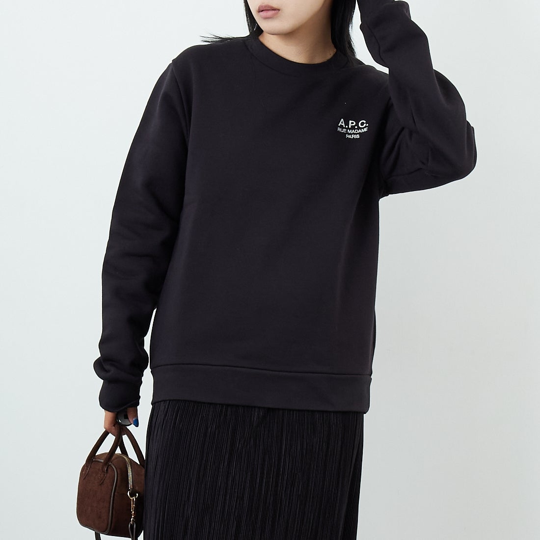 A.P.C. [アー・ペー・セー] APCロゴ刺繍 スウェットシャツ [STANDARD-RUE-MADAME] 99 NOIR &&モデル身長：167cm 着用サイズ：S&&