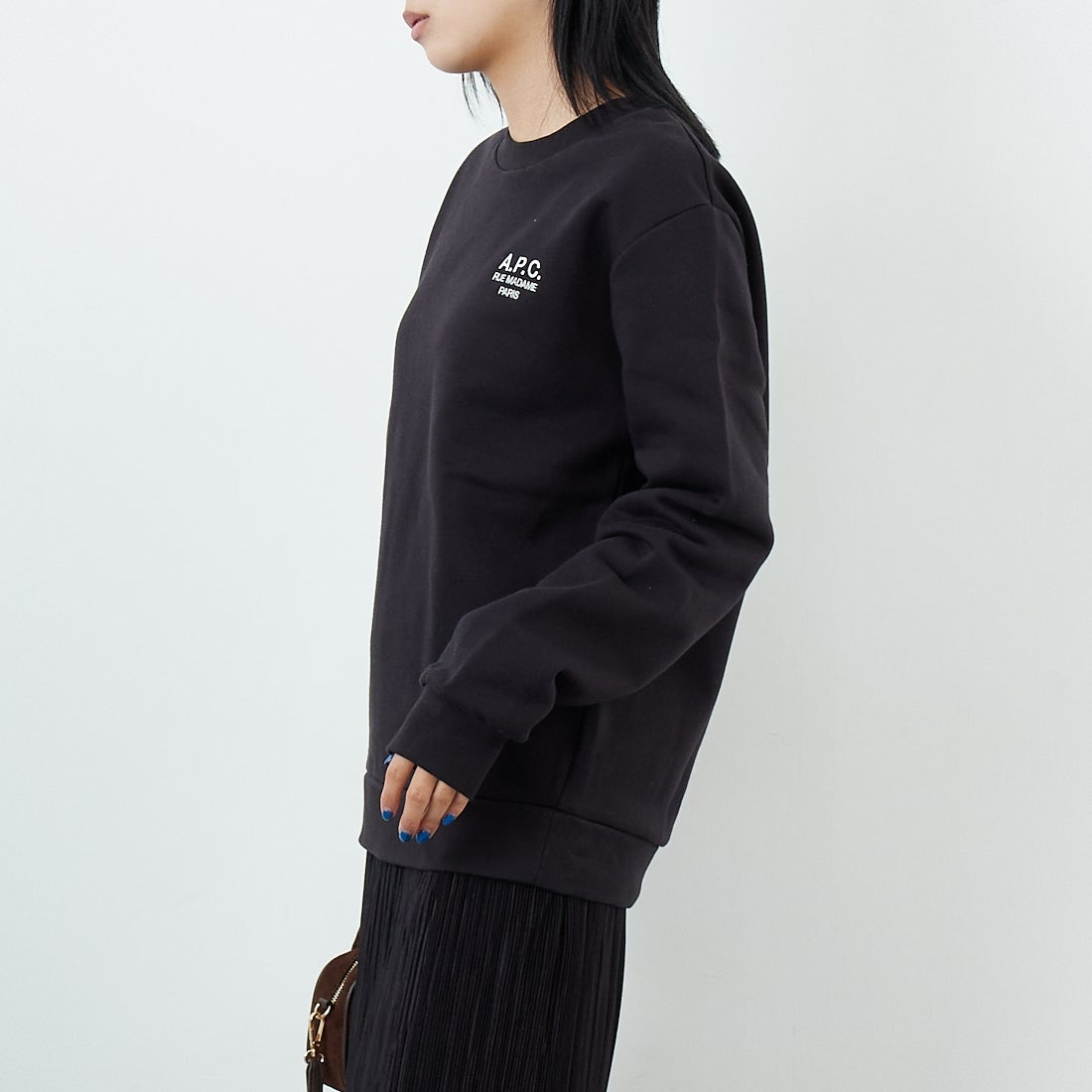 A.P.C. [アー・ペー・セー] APCロゴ刺繍 スウェットシャツ [STANDARD-RUE-MADAME] 99 NOIR &&モデル身長：167cm 着用サイズ：S&&