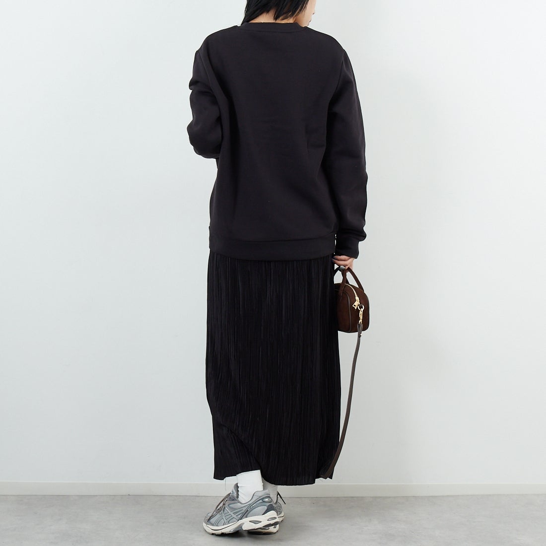 A.P.C. [アー・ペー・セー] APCロゴ刺繍 スウェットシャツ [STANDARD-RUE-MADAME] 99 NOIR &&モデル身長：167cm 着用サイズ：S&&