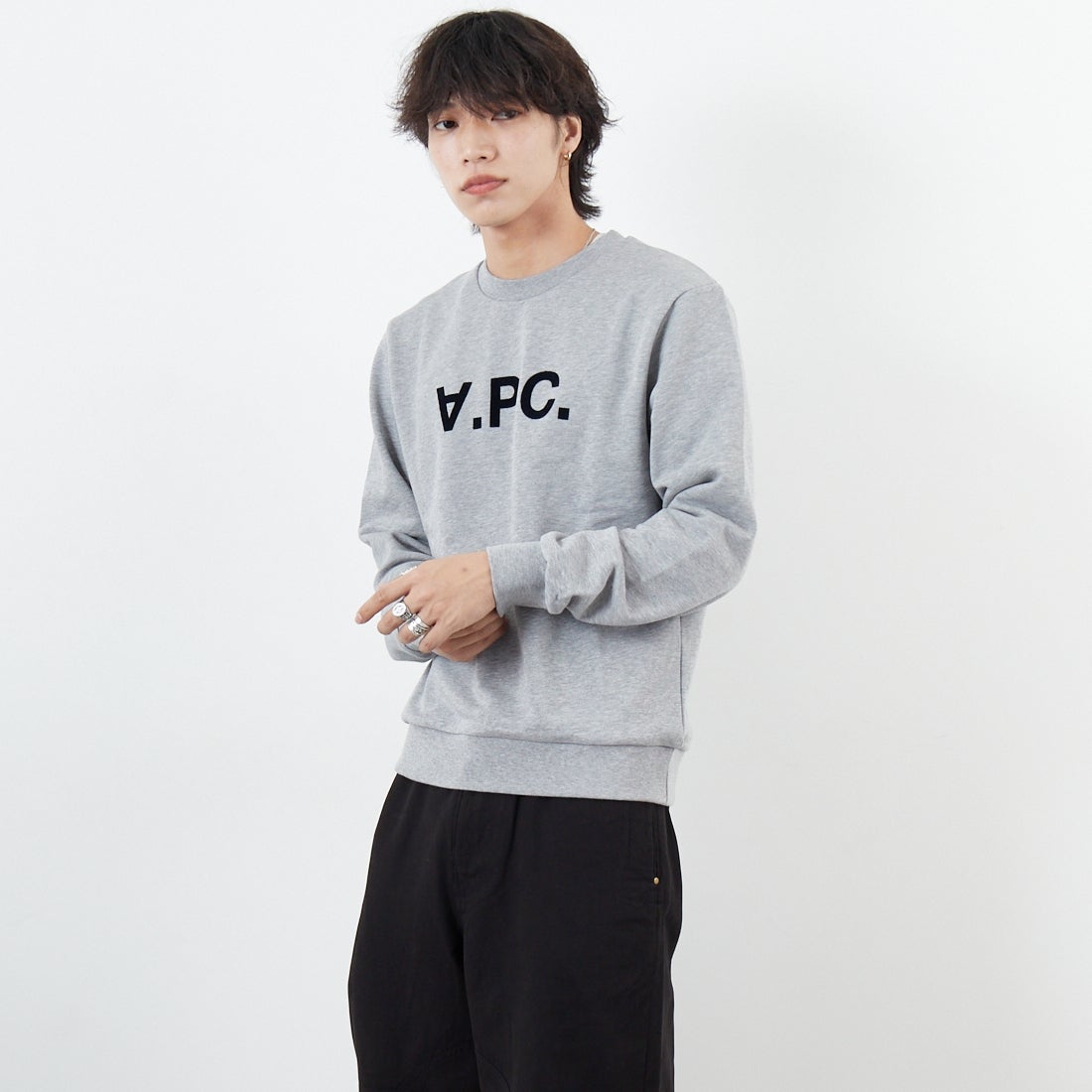 A.P.C. [アー・ペー・セー] VPCロゴ スウェットシャツ [STANDARD-GRAND-VPC] 92 GRIS &&モデル身長：179cm 着用サイズ：M&&