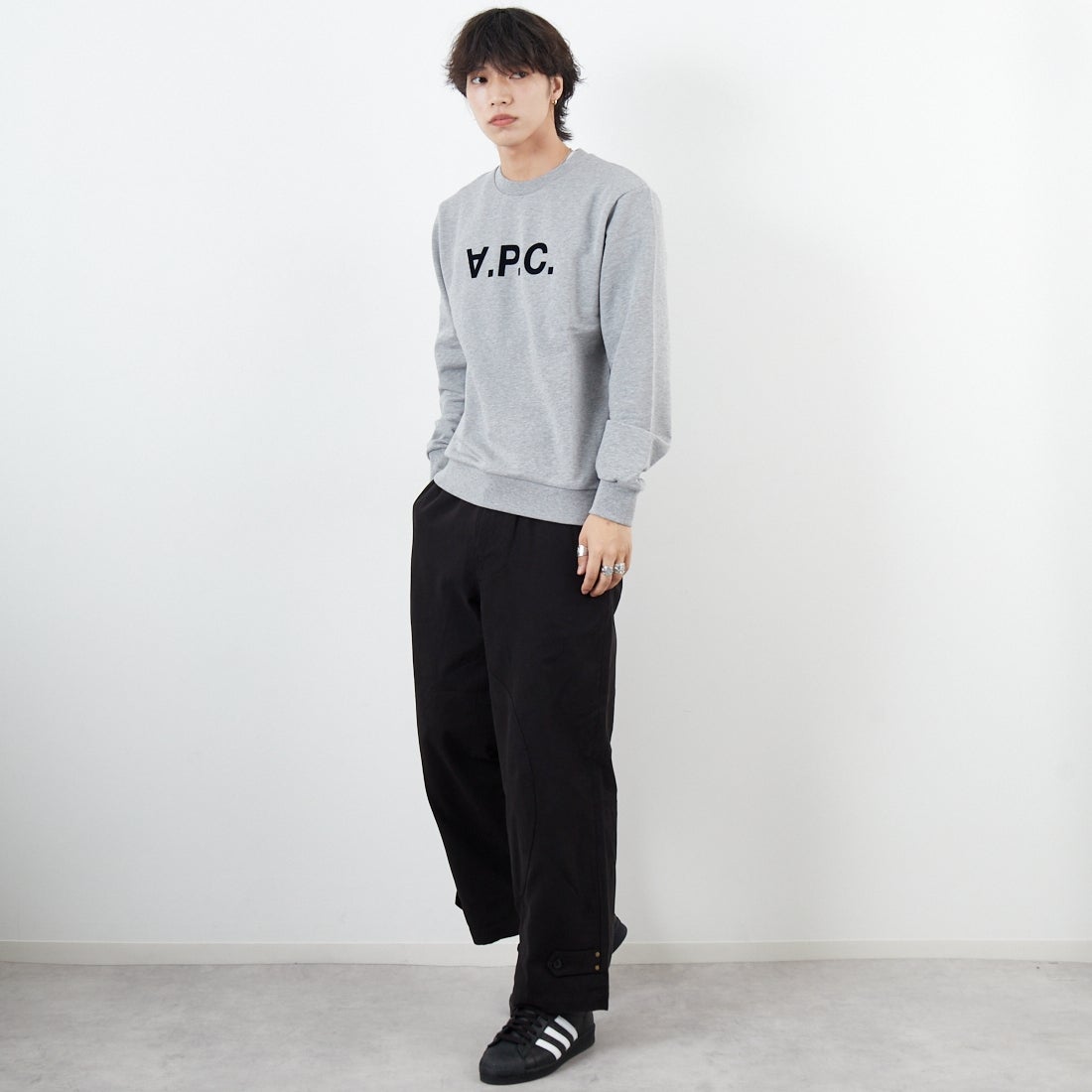 A.P.C. [アー・ペー・セー] VPCロゴ スウェットシャツ [STANDARD-GRAND-VPC] 92 GRIS &&モデル身長：179cm 着用サイズ：M&&