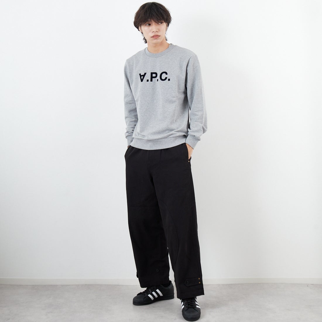 A.P.C. [アー・ペー・セー] VPCロゴ スウェットシャツ [STANDARD-GRAND-VPC] 92 GRIS &&モデル身長：179cm 着用サイズ：M&&