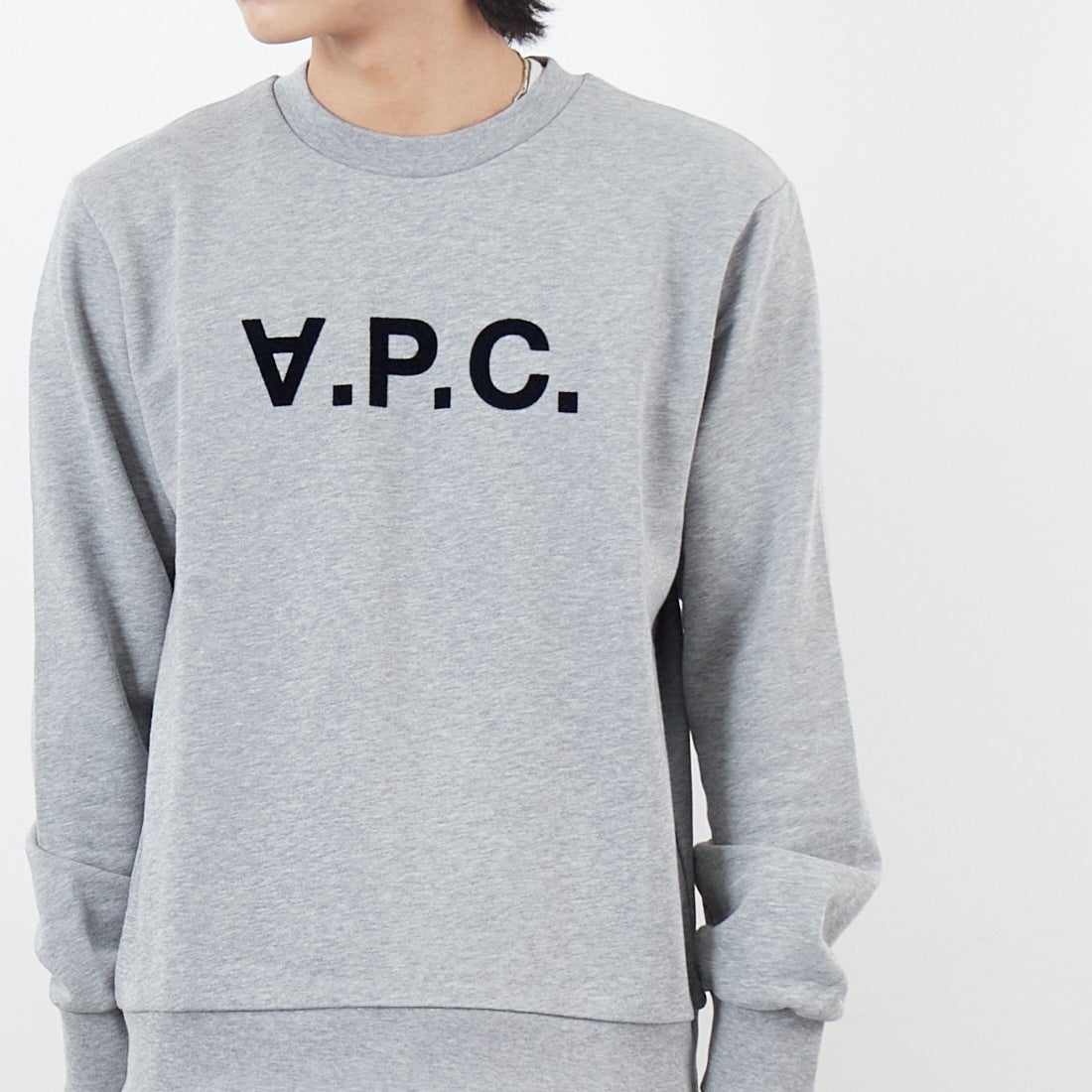 A.P.C. [アー・ペー・セー] VPCロゴ スウェットシャツ [STANDARD-GRAND-VPC] 92 GRIS &&モデル身長：179cm 着用サイズ：M&&