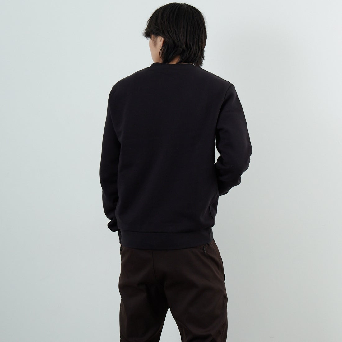 A.P.C. [アー・ペー・セー] APCロゴ刺繍 スウェットシャツ [STANDARD-RUE-MADAME] 99 NOIR &&モデル身長：179cm 着用サイズ：M&&