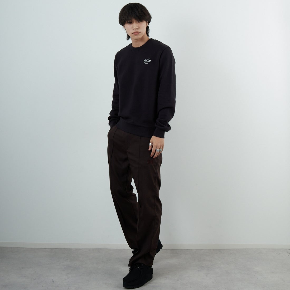 A.P.C. [アー・ペー・セー] APCロゴ刺繍 スウェットシャツ [STANDARD-RUE-MADAME] 99 NOIR &&モデル身長：179cm 着用サイズ：M&&