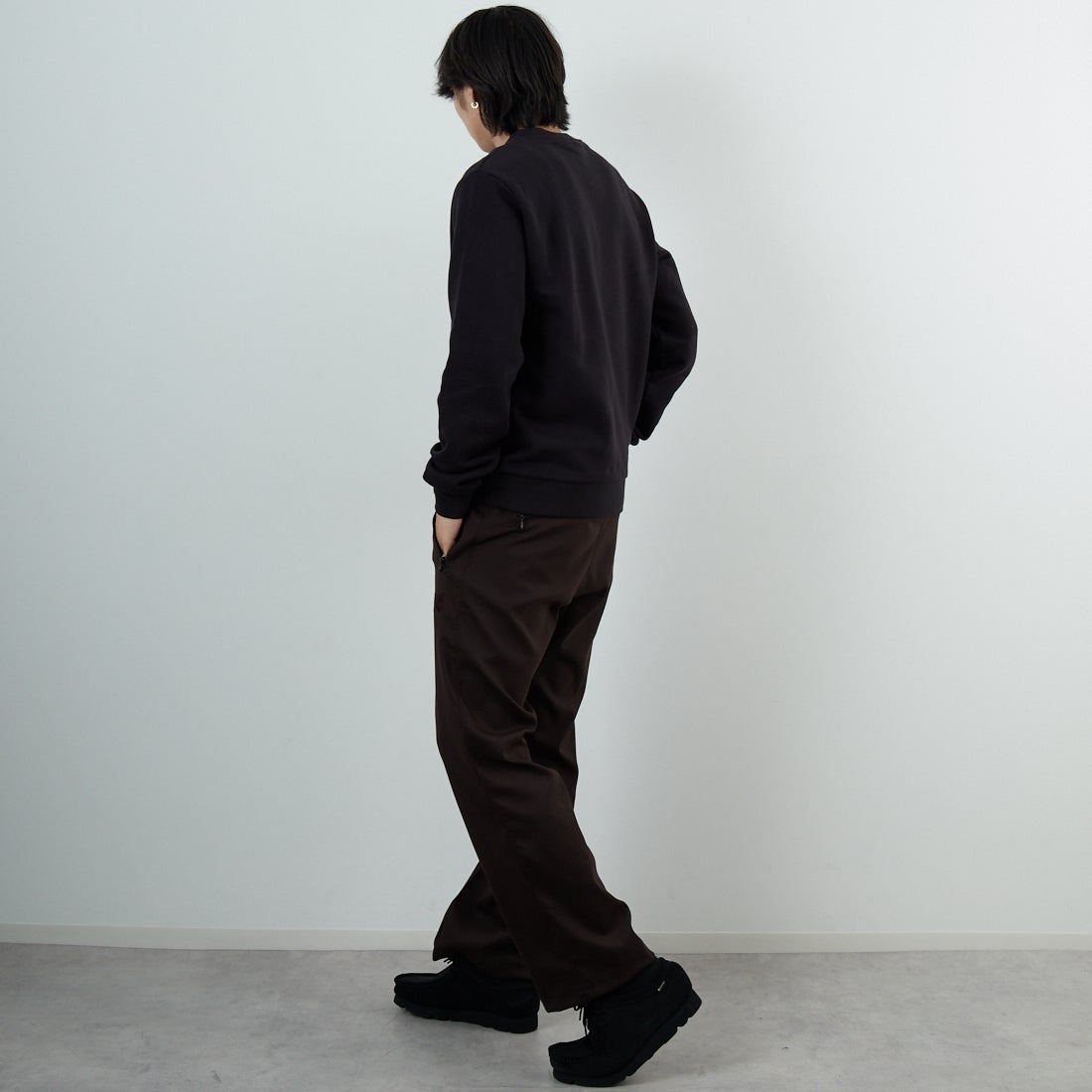 A.P.C. [アー・ペー・セー] APCロゴ刺繍 スウェットシャツ [STANDARD-RUE-MADAME] 99 NOIR &&モデル身長：179cm 着用サイズ：M&&