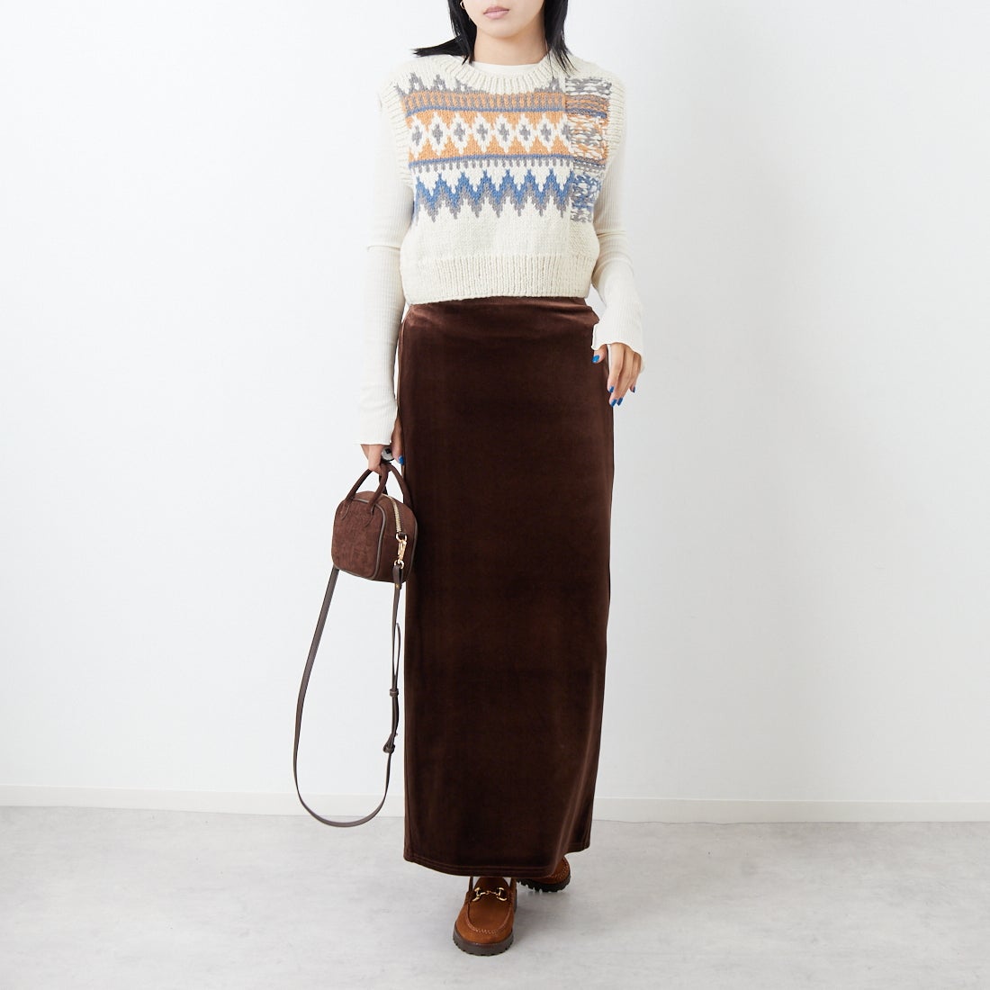 NEPAL HANDKNIT [ネパールハンドニット] ジャガードベスト [12568-NP] ﾎﾜｲﾄ/ﾌﾞﾙｰ &&モデル身長：167cm 着用サイズ：F&&
