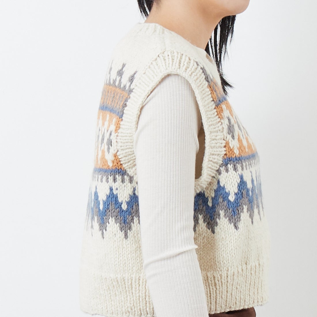 NEPAL HANDKNIT [ネパールハンドニット] ジャガードベスト [12568-NP] ﾎﾜｲﾄ/ﾌﾞﾙｰ &&モデル身長：167cm 着用サイズ：F&&