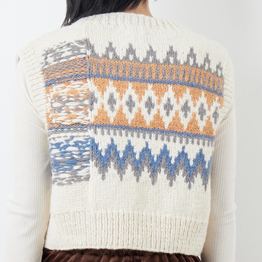 NEPAL HANDKNIT [ネパールハンドニット] ジャガードベスト [12568-NP] ﾎﾜｲﾄ/ﾌﾞﾙｰ &&モデル身長：167cm 着用サイズ：F&&