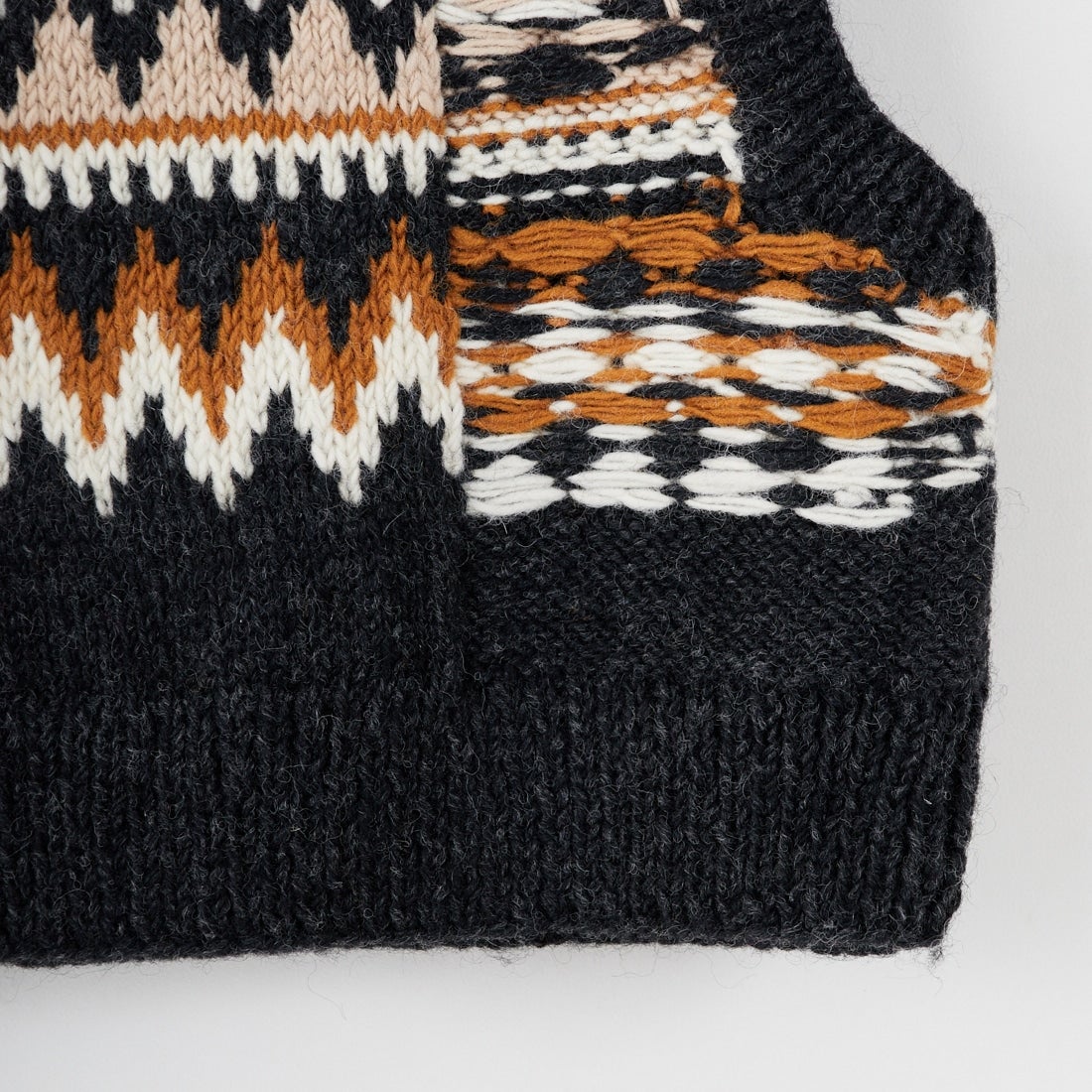 NEPAL HANDKNIT [ネパールハンドニット] ジャガードベスト [12568-NP] ﾁｬｺｰﾙ/ｲｴﾛｰ