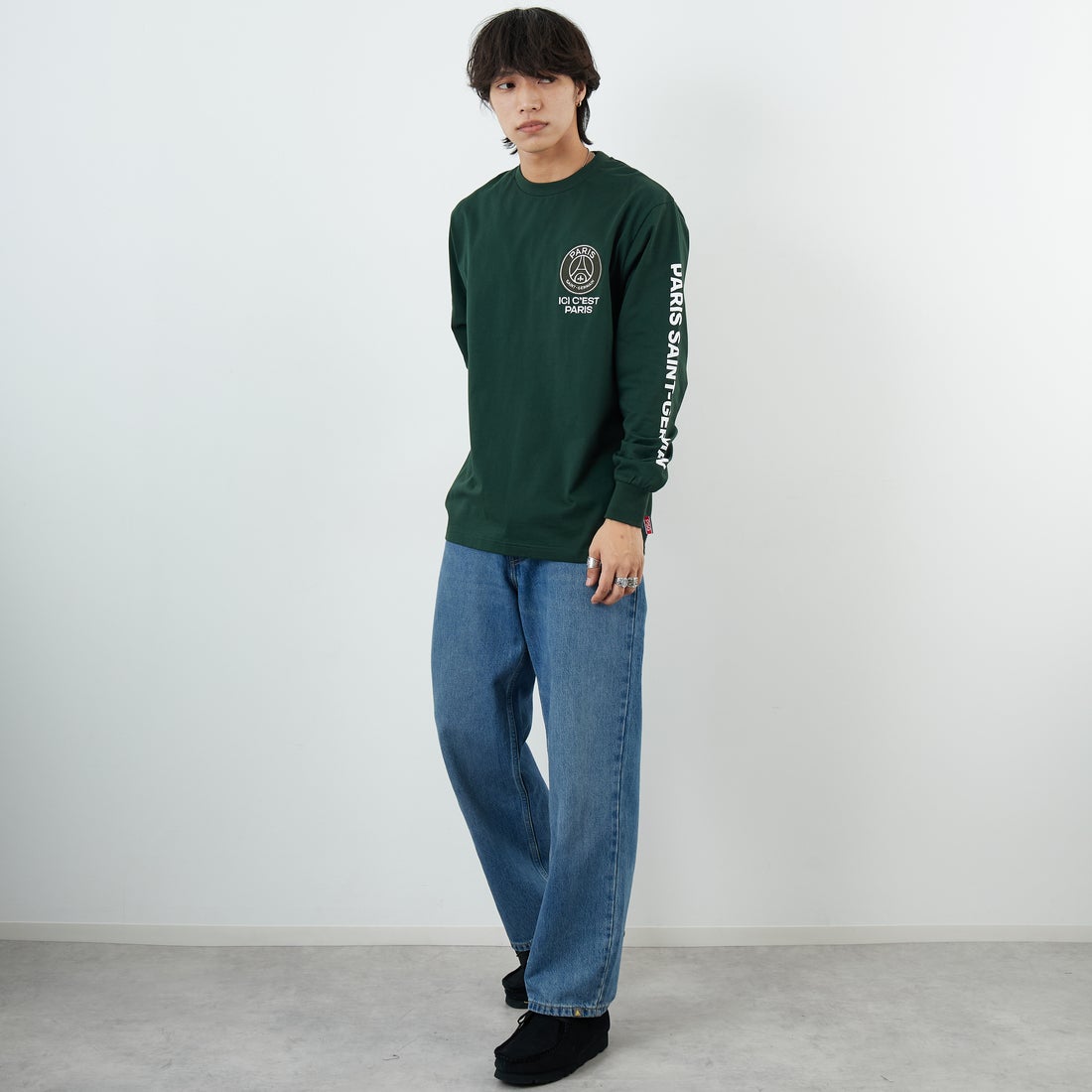 PARIS SAINT-GERMAN [パリ・サンジェルマン] PSG スエードエンブレムスリーブロゴTシャツ [PS0325FW0003] DK GREEN &&モデル身長：179cm 着用サイズ：L&&