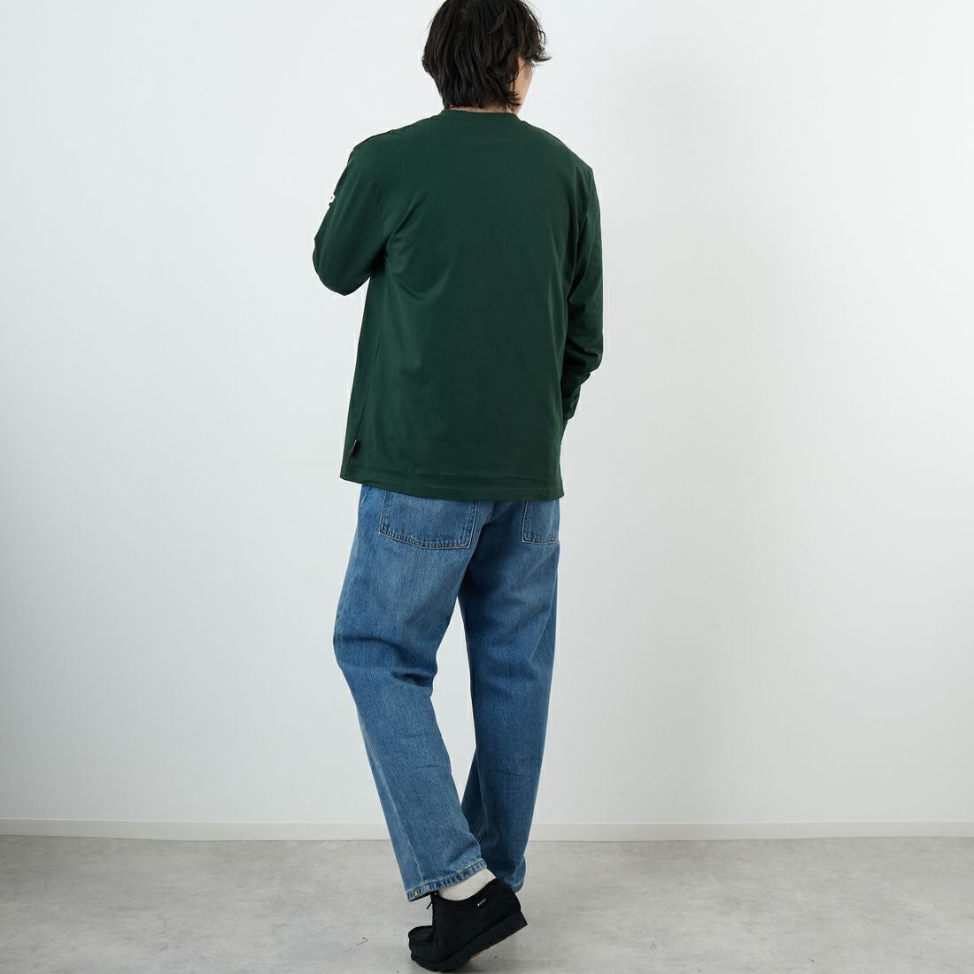 PARIS SAINT-GERMAN [パリ・サンジェルマン] PSG スエードエンブレムスリーブロゴTシャツ [PS0325FW0003] DK GREEN &&モデル身長：179cm 着用サイズ：L&&