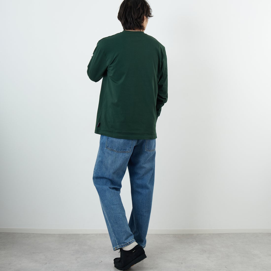 PARIS SAINT-GERMAN [パリ・サンジェルマン] PSG スエードエンブレムスリーブロゴTシャツ [PS0325FW0003] DK GREEN &&モデル身長：179cm 着用サイズ：L&&