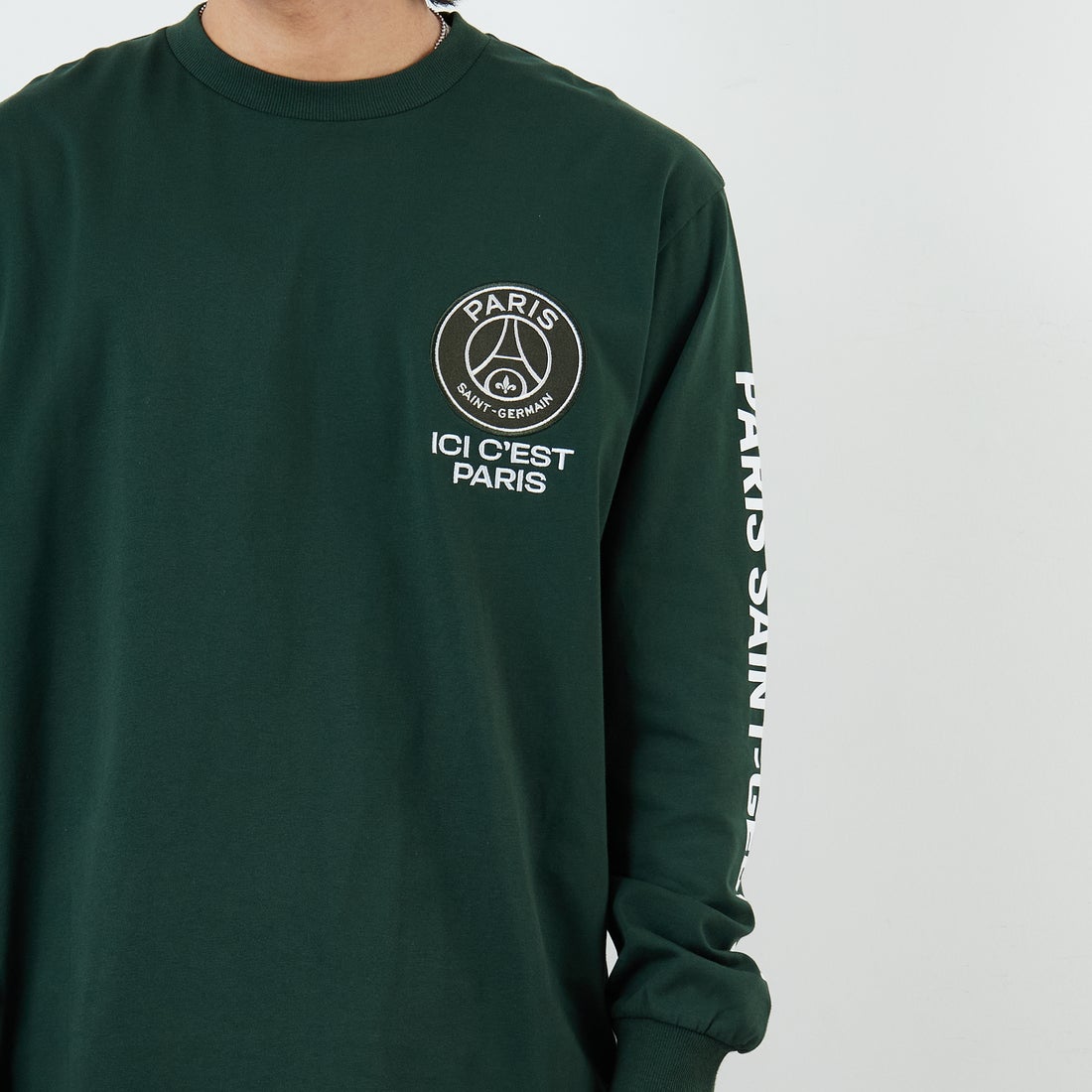 PARIS SAINT-GERMAN [パリ・サンジェルマン] PSG スエードエンブレムスリーブロゴTシャツ [PS0325FW0003] DK GREEN &&モデル身長：179cm 着用サイズ：L&&