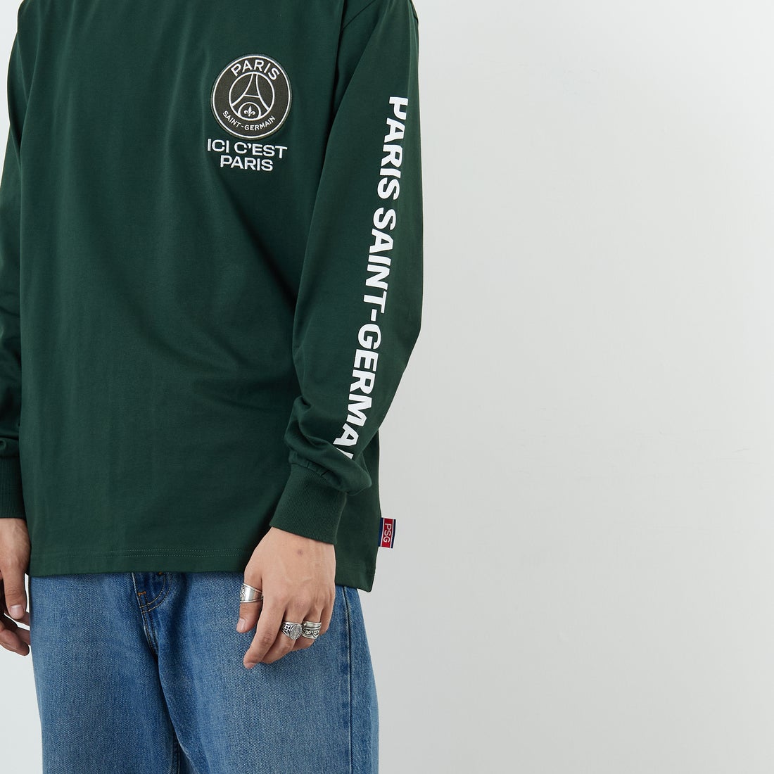 PARIS SAINT-GERMAN [パリ・サンジェルマン] PSG スエードエンブレムスリーブロゴTシャツ [PS0325FW0003] DK GREEN &&モデル身長：179cm 着用サイズ：L&&