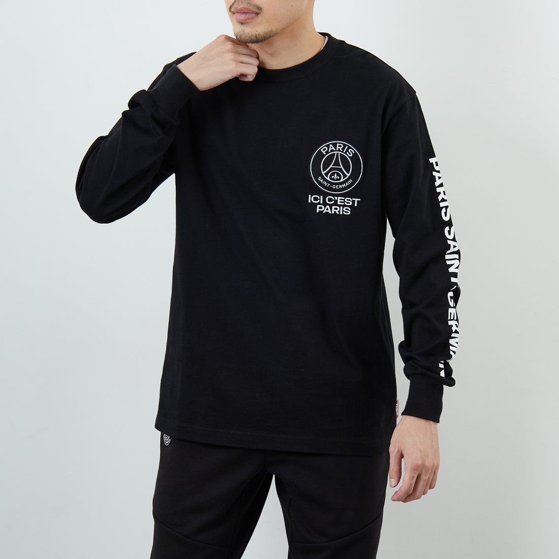 PARIS SAINT-GERMAN [パリ・サンジェルマン] PSG スエードエンブレムスリーブロゴTシャツ [PS0325FW0003] BLACK &&モデル身長：168cm 着用サイズ：M&&