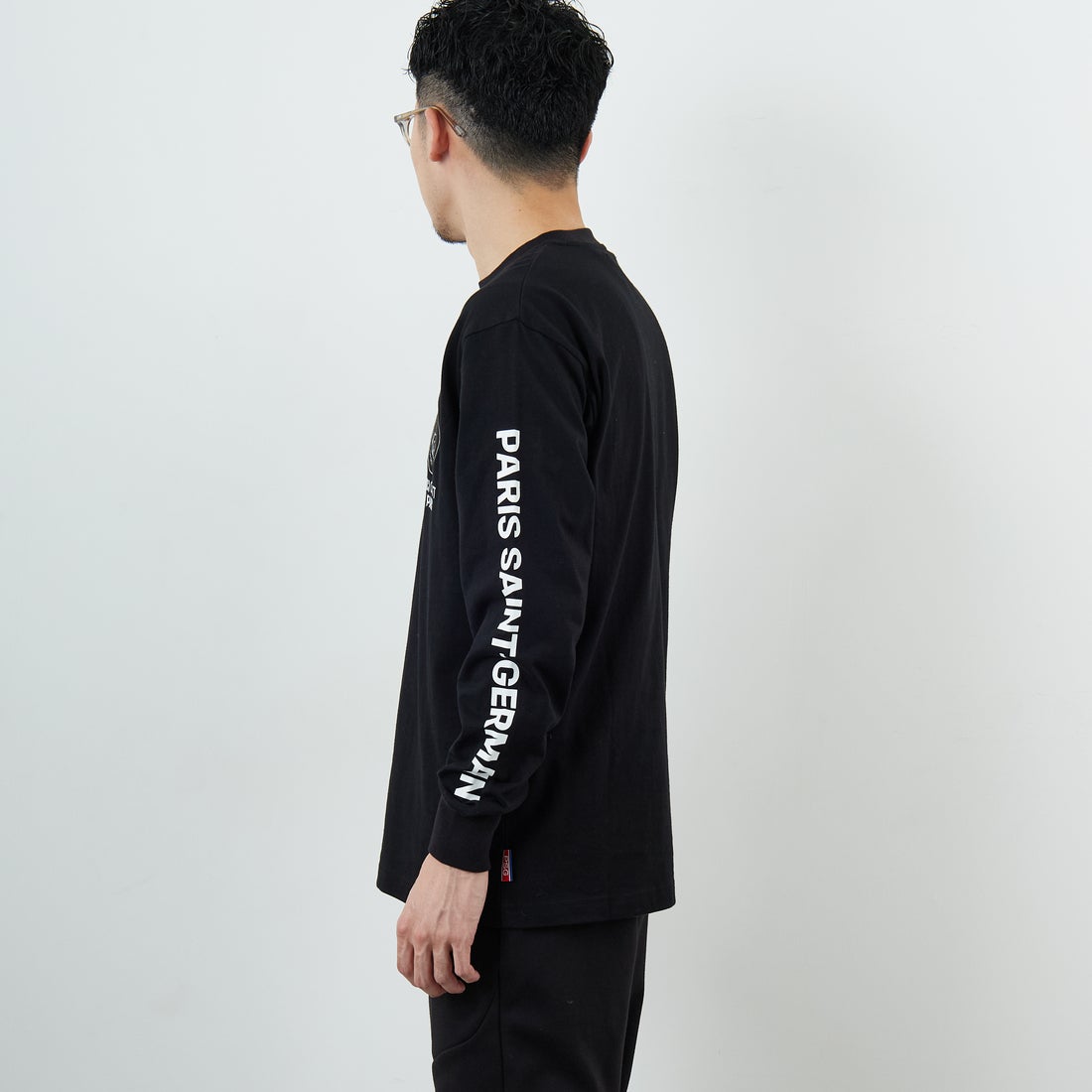 PARIS SAINT-GERMAN [パリ・サンジェルマン] PSG スエードエンブレムスリーブロゴTシャツ [PS0325FW0003] BLACK &&モデル身長：168cm 着用サイズ：M&&