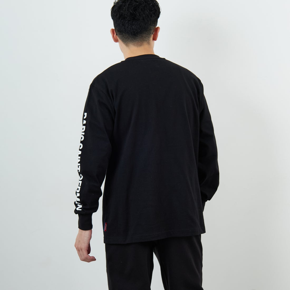 PARIS SAINT-GERMAN [パリ・サンジェルマン] PSG スエードエンブレムスリーブロゴTシャツ [PS0325FW0003] BLACK &&モデル身長：168cm 着用サイズ：M&&