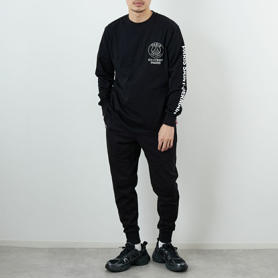 PARIS SAINT-GERMAN [パリ・サンジェルマン] PSG スエードエンブレムスリーブロゴTシャツ [PS0325FW0003] BLACK &&モデル身長：168cm 着用サイズ：M&&