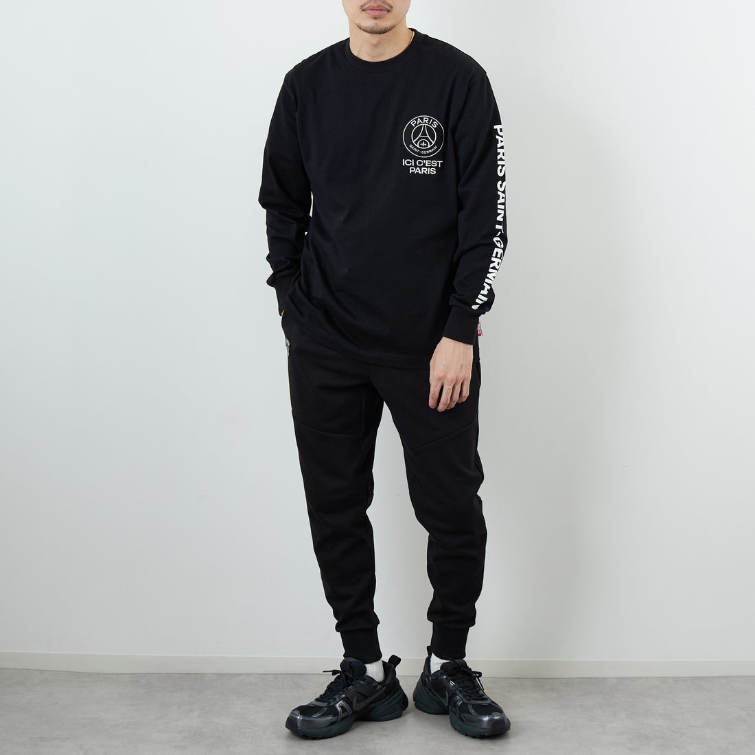 PARIS SAINT-GERMAN [パリ・サンジェルマン] PSG スエードエンブレムスリーブロゴTシャツ [PS0325FW0003] BLACK &&モデル身長：168cm 着用サイズ：M&&