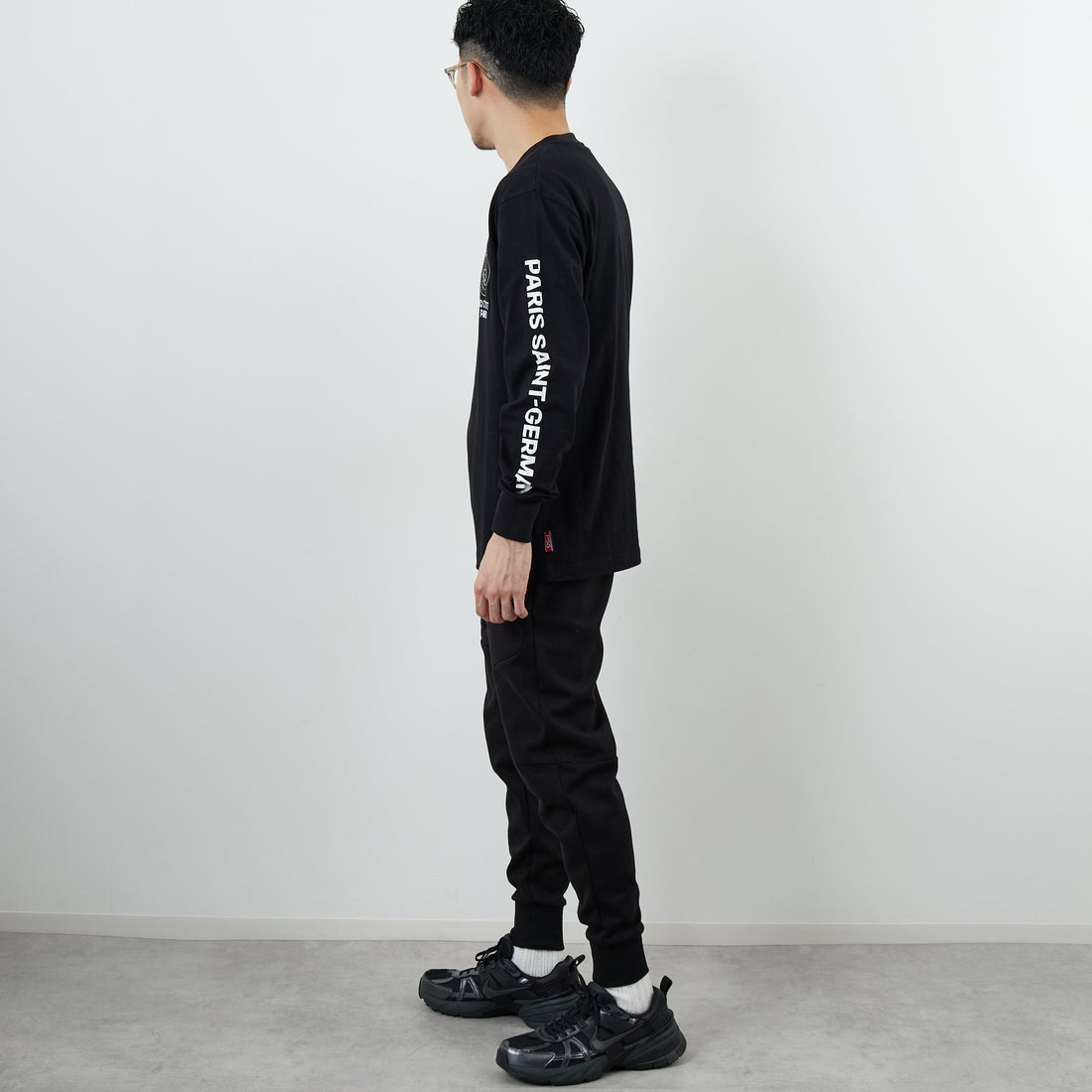 PARIS SAINT-GERMAN [パリ・サンジェルマン] PSG スエードエンブレムスリーブロゴTシャツ [PS0325FW0003] BLACK &&モデル身長：168cm 着用サイズ：M&&