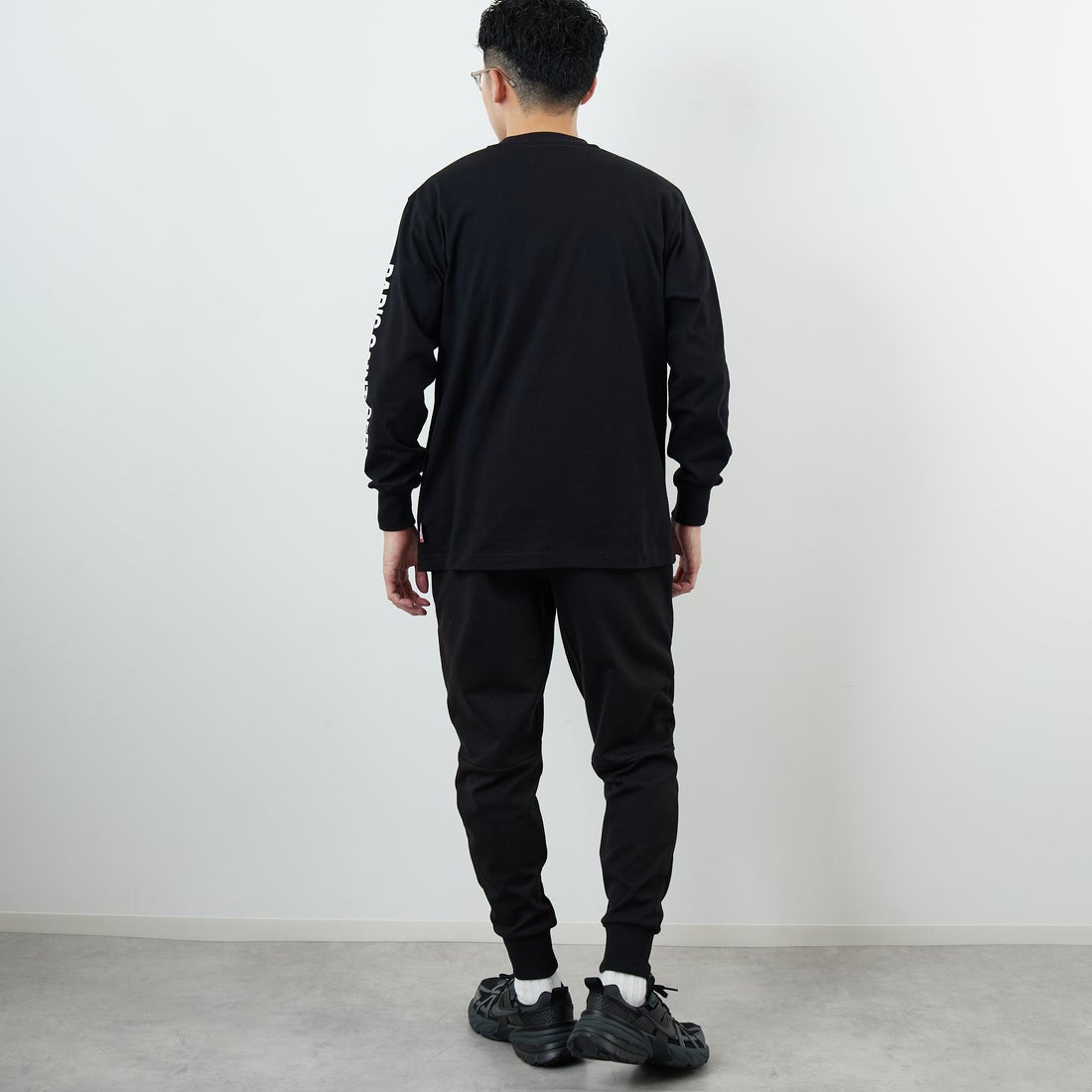 PARIS SAINT-GERMAN [パリ・サンジェルマン] PSG スエードエンブレムスリーブロゴTシャツ [PS0325FW0003] BLACK &&モデル身長：168cm 着用サイズ：M&&
