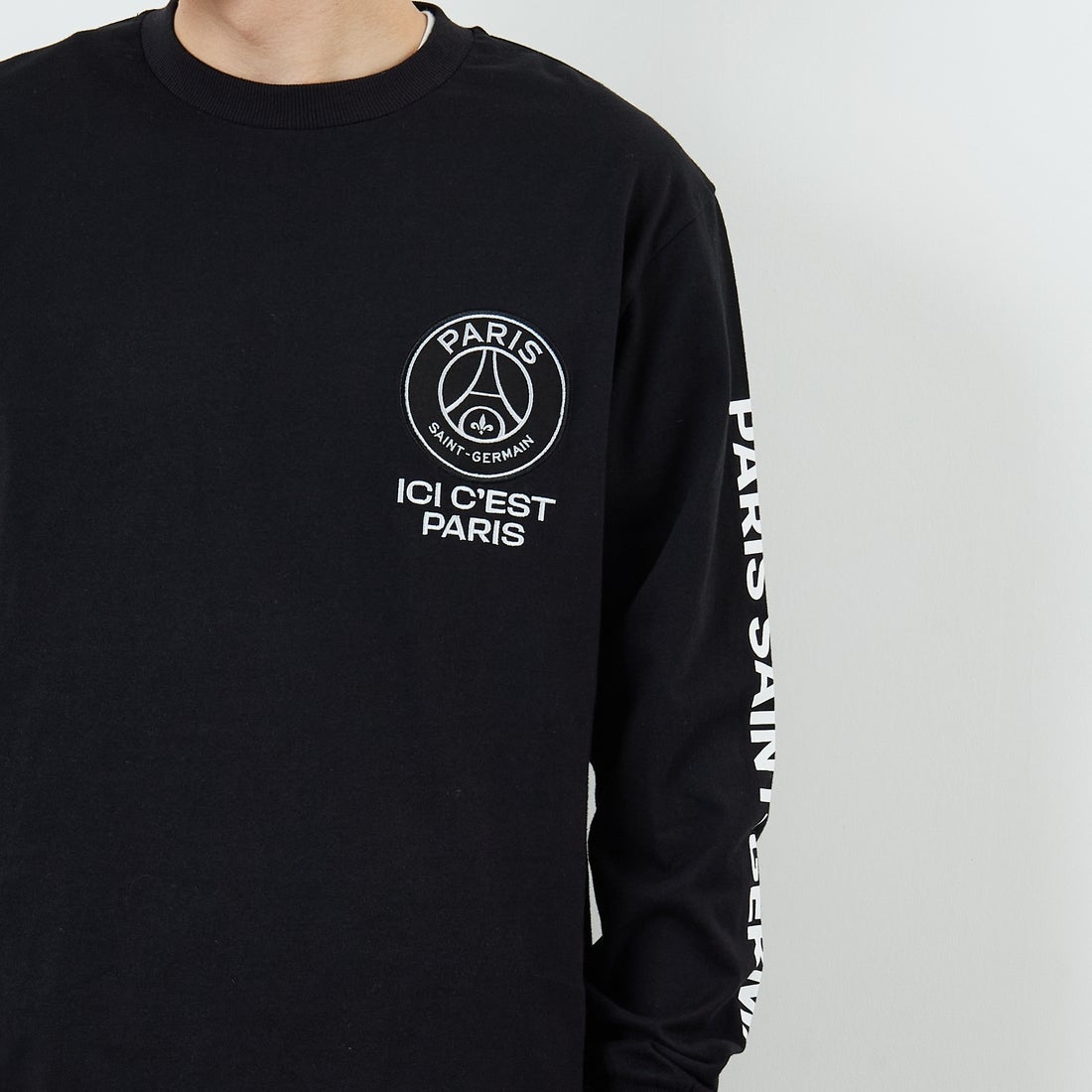 PARIS SAINT-GERMAN [パリ・サンジェルマン] PSG スエードエンブレムスリーブロゴTシャツ [PS0325FW0003] BLACK &&モデル身長：168cm 着用サイズ：M&&