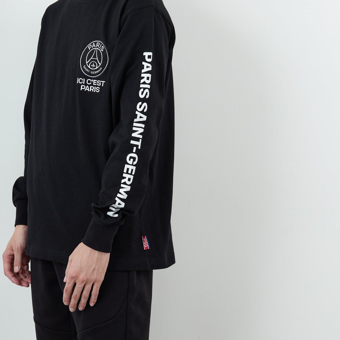 PARIS SAINT-GERMAN [パリ・サンジェルマン] PSG スエードエンブレムスリーブロゴTシャツ [PS0325FW0003] BLACK &&モデル身長：168cm 着用サイズ：M&&