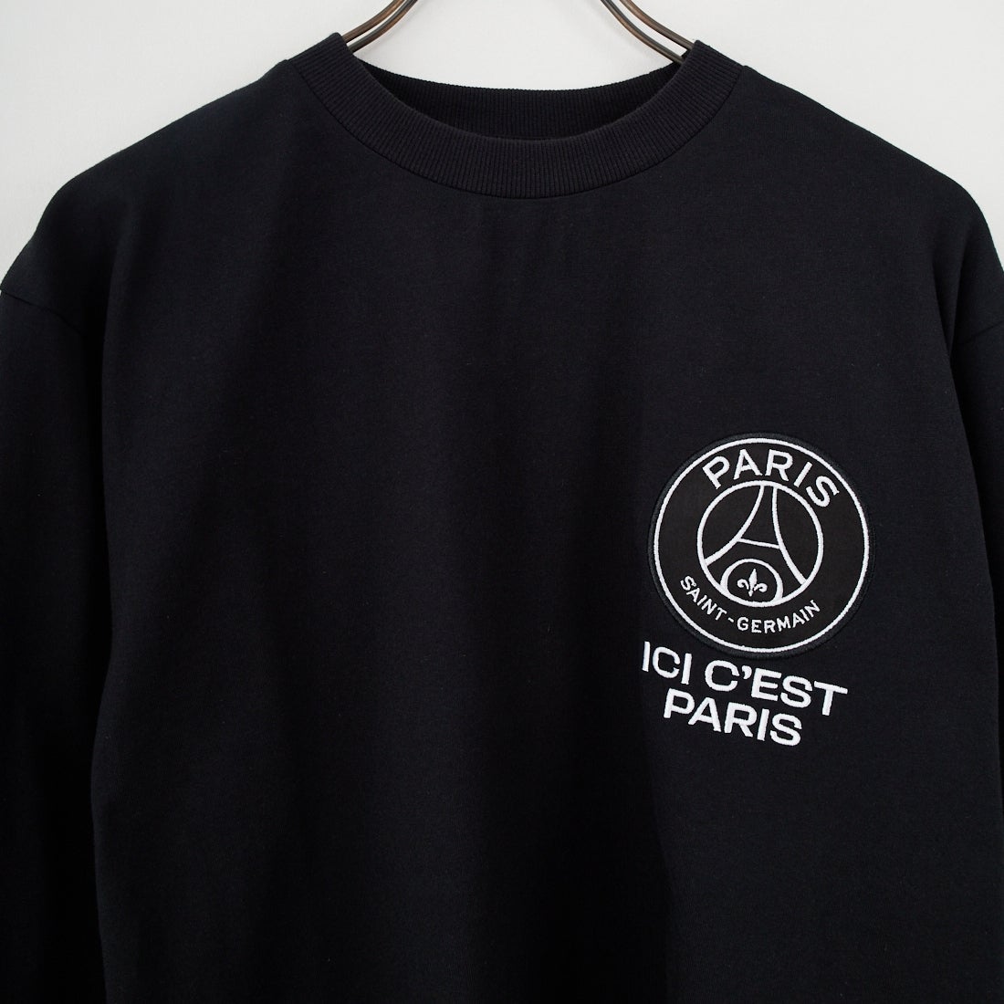 PARIS SAINT-GERMAN [パリ・サンジェルマン] PSG スエードエンブレムスリーブロゴTシャツ [PS0325FW0003] BLACK