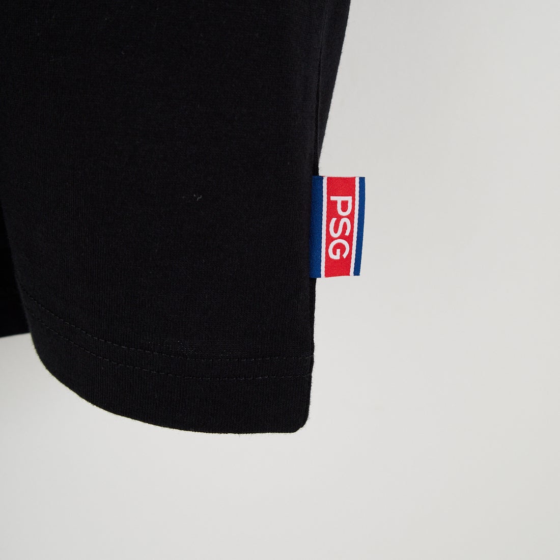 PARIS SAINT-GERMAN [パリ・サンジェルマン] PSG スエードエンブレムスリーブロゴTシャツ [PS0325FW0003] BLACK