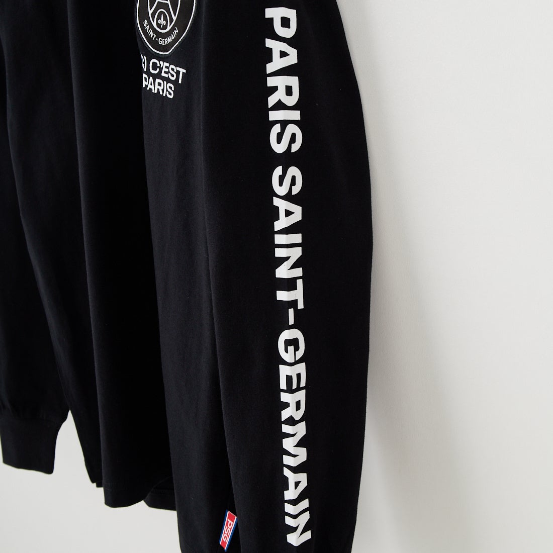 PARIS SAINT-GERMAN [パリ・サンジェルマン] PSG スエードエンブレムスリーブロゴTシャツ [PS0325FW0003] BLACK