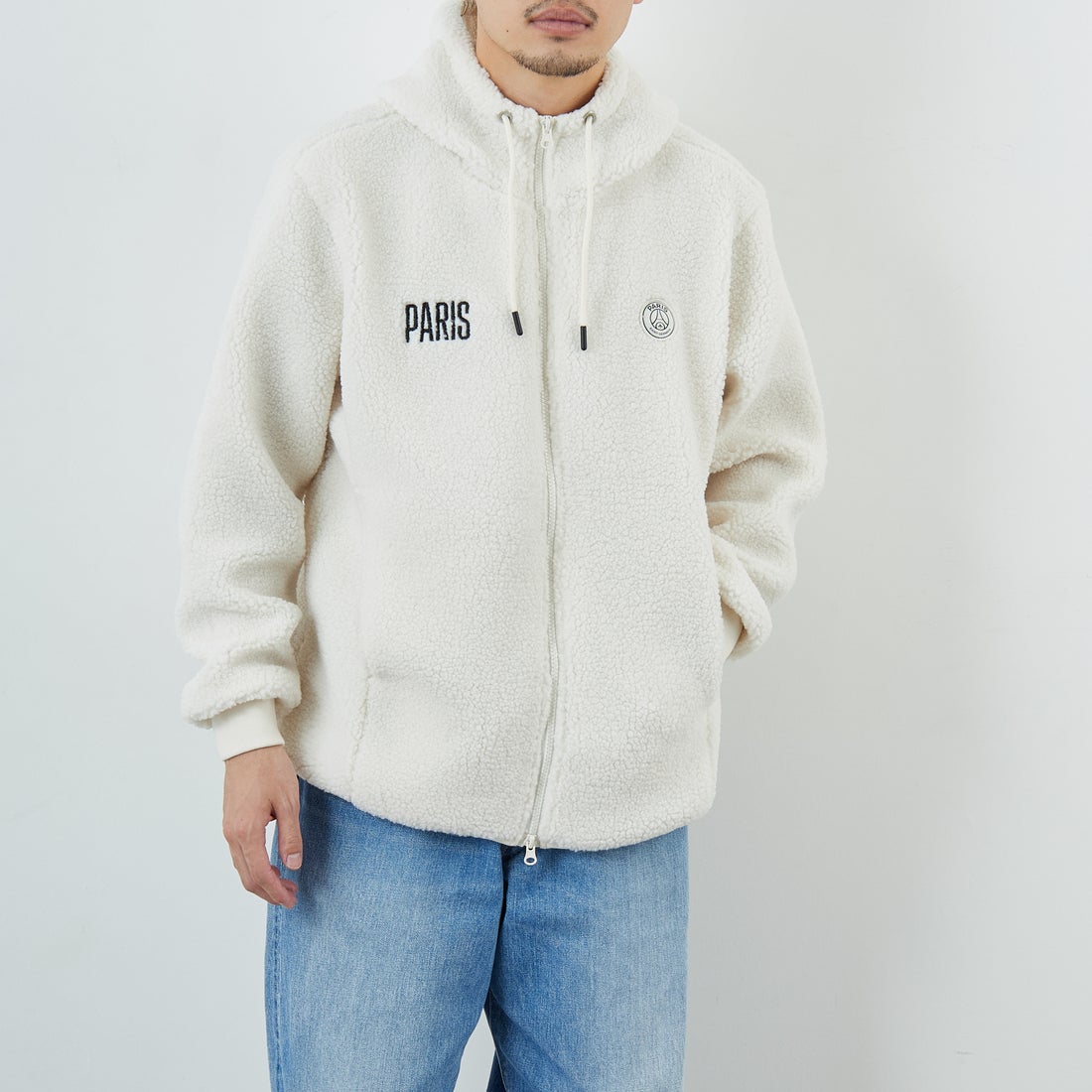 PARIS SAINT-GERMAN [パリ・サンジェルマン] PSG ロゴ刺繍ボアフーディ [PS2325FW0001] BEIGE &&モデル身長：168cm 着用サイズ：M&&