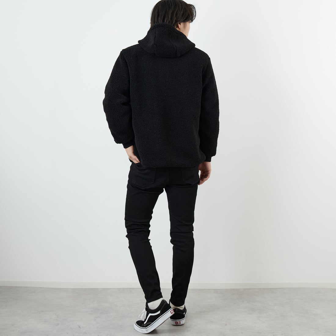 PARIS SAINT-GERMAN [パリ・サンジェルマン] PSG ロゴ刺繍ボアフーディ [PS2325FW0001] BLACK &&モデル身長：179cm 着用サイズ：L&&