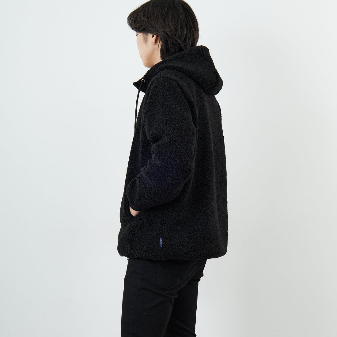 PARIS SAINT-GERMAN [パリ・サンジェルマン] PSG ロゴ刺繍ボアフーディ [PS2325FW0001] BLACK &&モデル身長：179cm 着用サイズ：L&&
