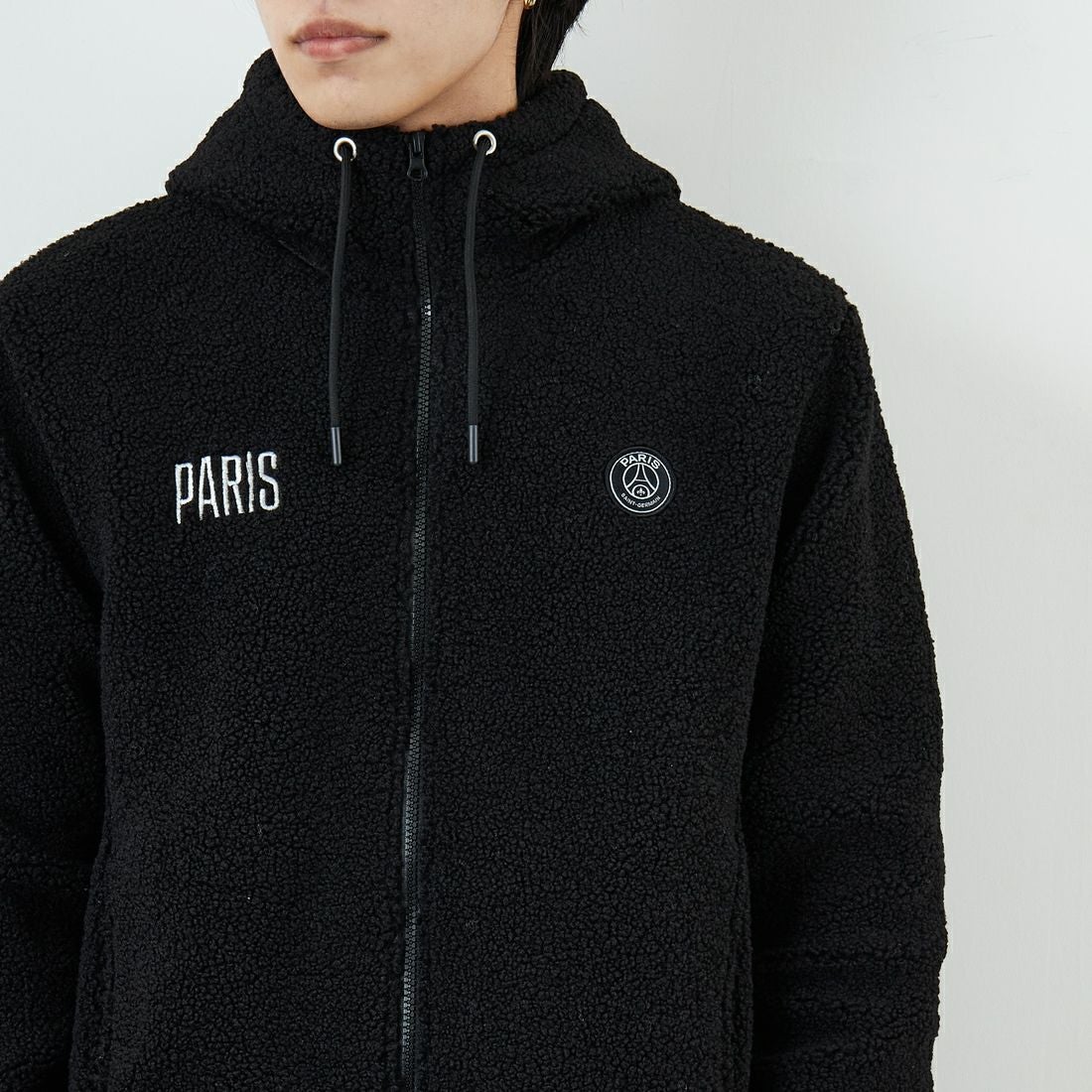 PARIS SAINT-GERMAN [パリ・サンジェルマン] PSG ロゴ刺繍ボアフーディ [PS2325FW0001] BLACK &&モデル身長：179cm 着用サイズ：L&&