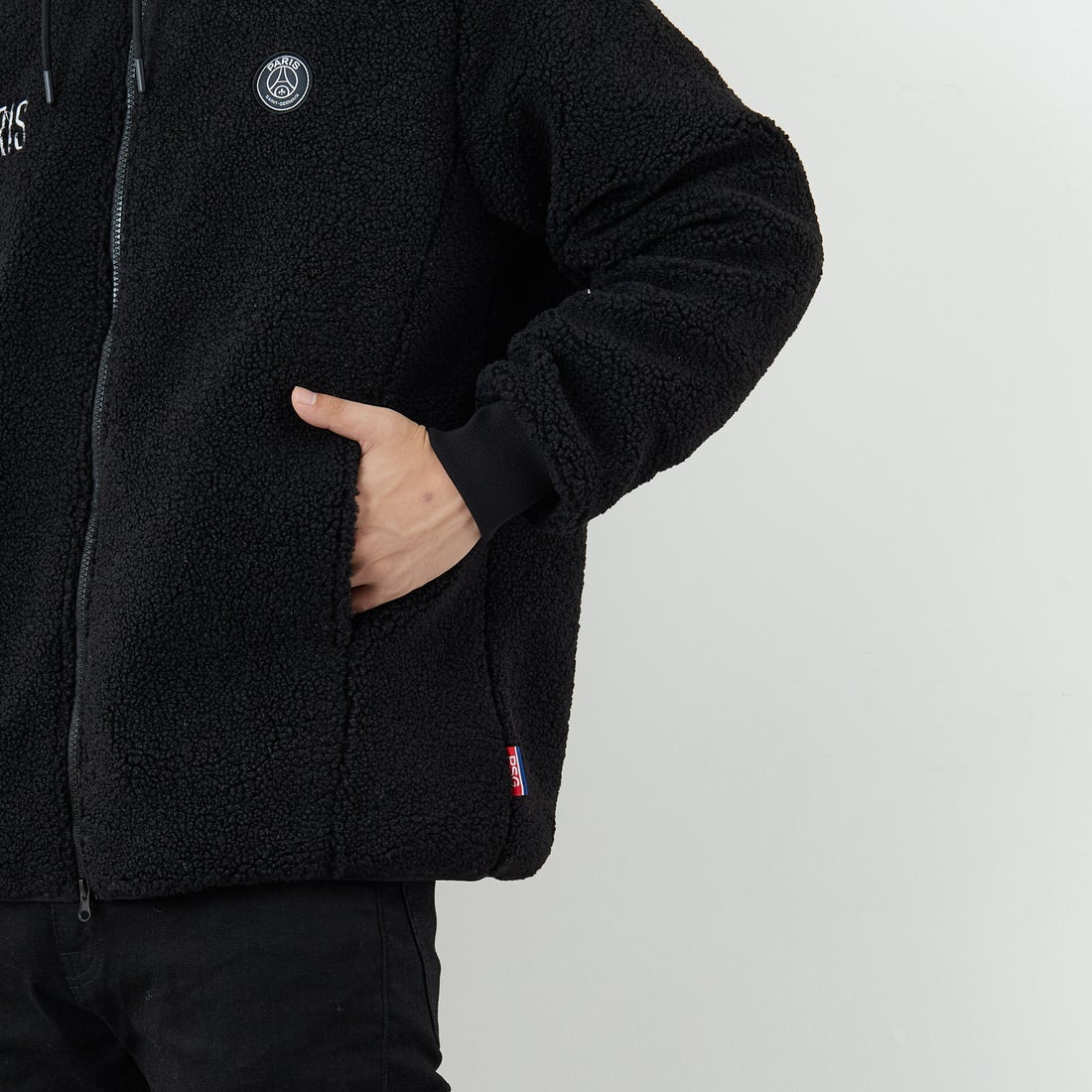 PARIS SAINT-GERMAN [パリ・サンジェルマン] PSG ロゴ刺繍ボアフーディ [PS2325FW0001] BLACK &&モデル身長：179cm 着用サイズ：L&&