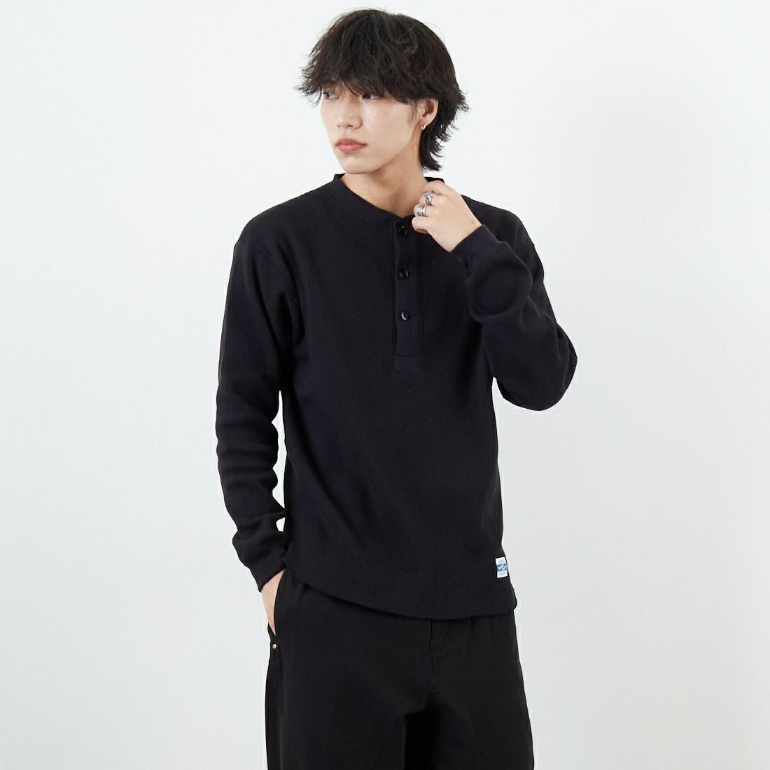 ARMY TWILL SANFORIZED [アーミーツイル サンフォライズド] ハニカムヘンリーネックTシャツ [AM-2553007] BLACK &&モデル身長：179cm 着用サイズ：M&&