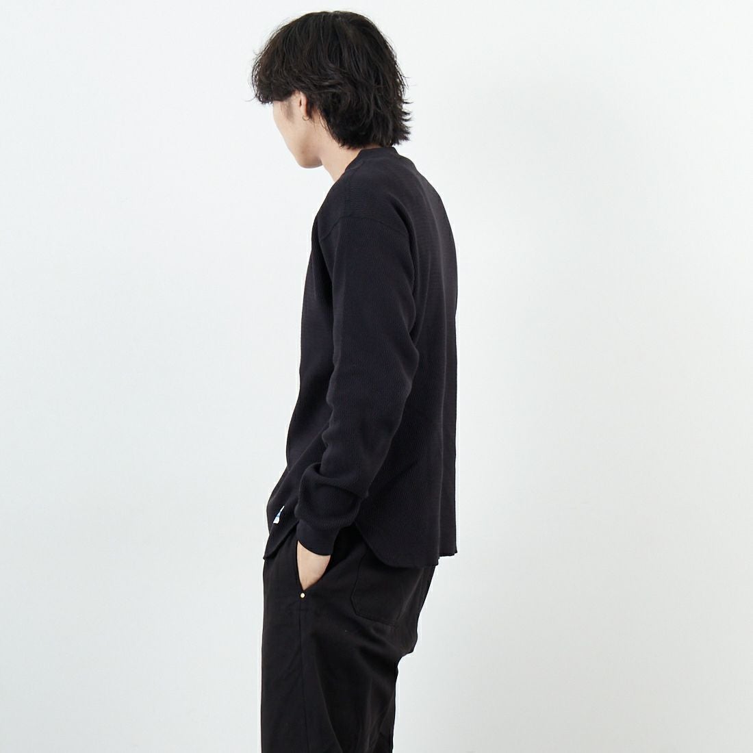 ARMY TWILL SANFORIZED [アーミーツイル サンフォライズド] ハニカムヘンリーネックTシャツ [AM-2553007] BLACK &&モデル身長：179cm 着用サイズ：M&&