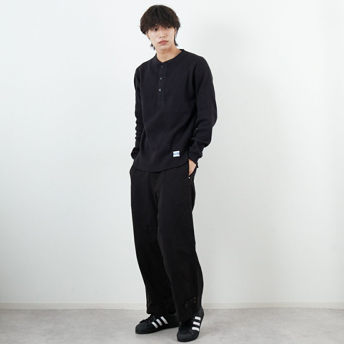 ARMY TWILL SANFORIZED [アーミーツイル サンフォライズド] ハニカムヘンリーネックTシャツ [AM-2553007] BLACK &&モデル身長：179cm 着用サイズ：M&&