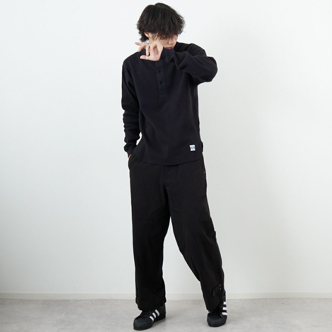 ARMY TWILL SANFORIZED [アーミーツイル サンフォライズド] ハニカムヘンリーネックTシャツ [AM-2553007] BLACK &&モデル身長：179cm 着用サイズ：M&&