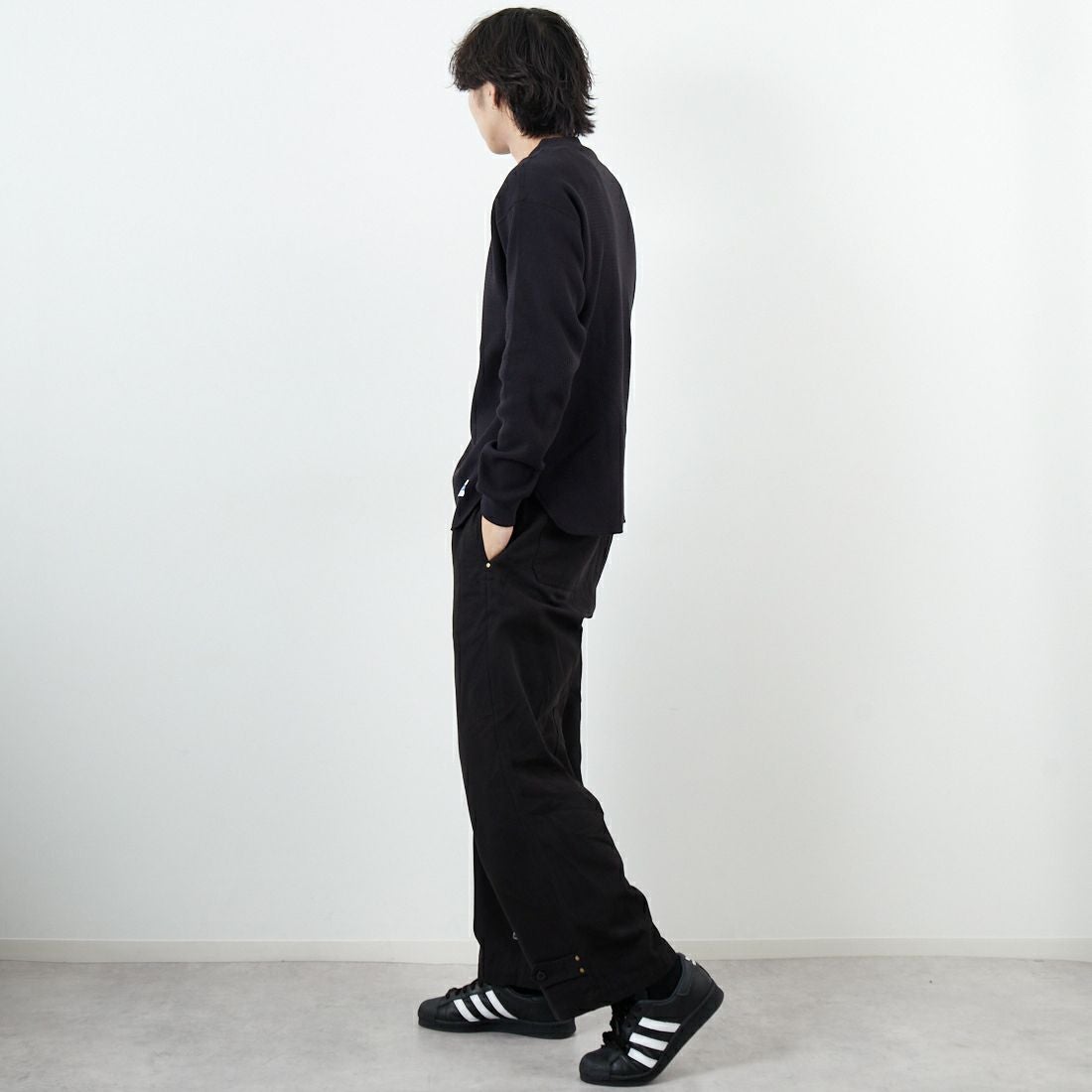 ARMY TWILL SANFORIZED [アーミーツイル サンフォライズド] ハニカムヘンリーネックTシャツ [AM-2553007] BLACK &&モデル身長：179cm 着用サイズ：M&&