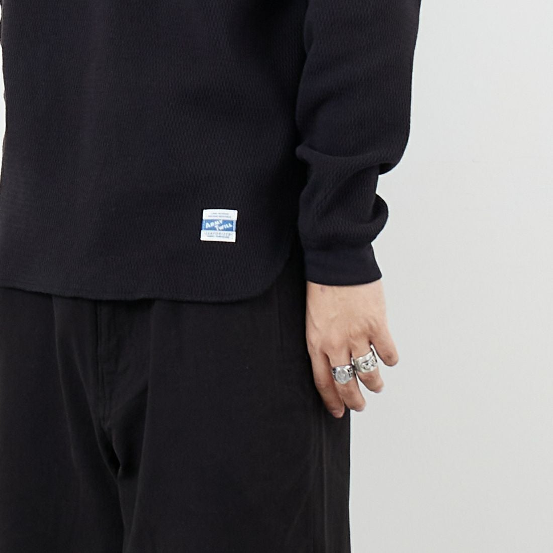 ARMY TWILL SANFORIZED [アーミーツイル サンフォライズド] ハニカムヘンリーネックTシャツ [AM-2553007] BLACK &&モデル身長：179cm 着用サイズ：M&&