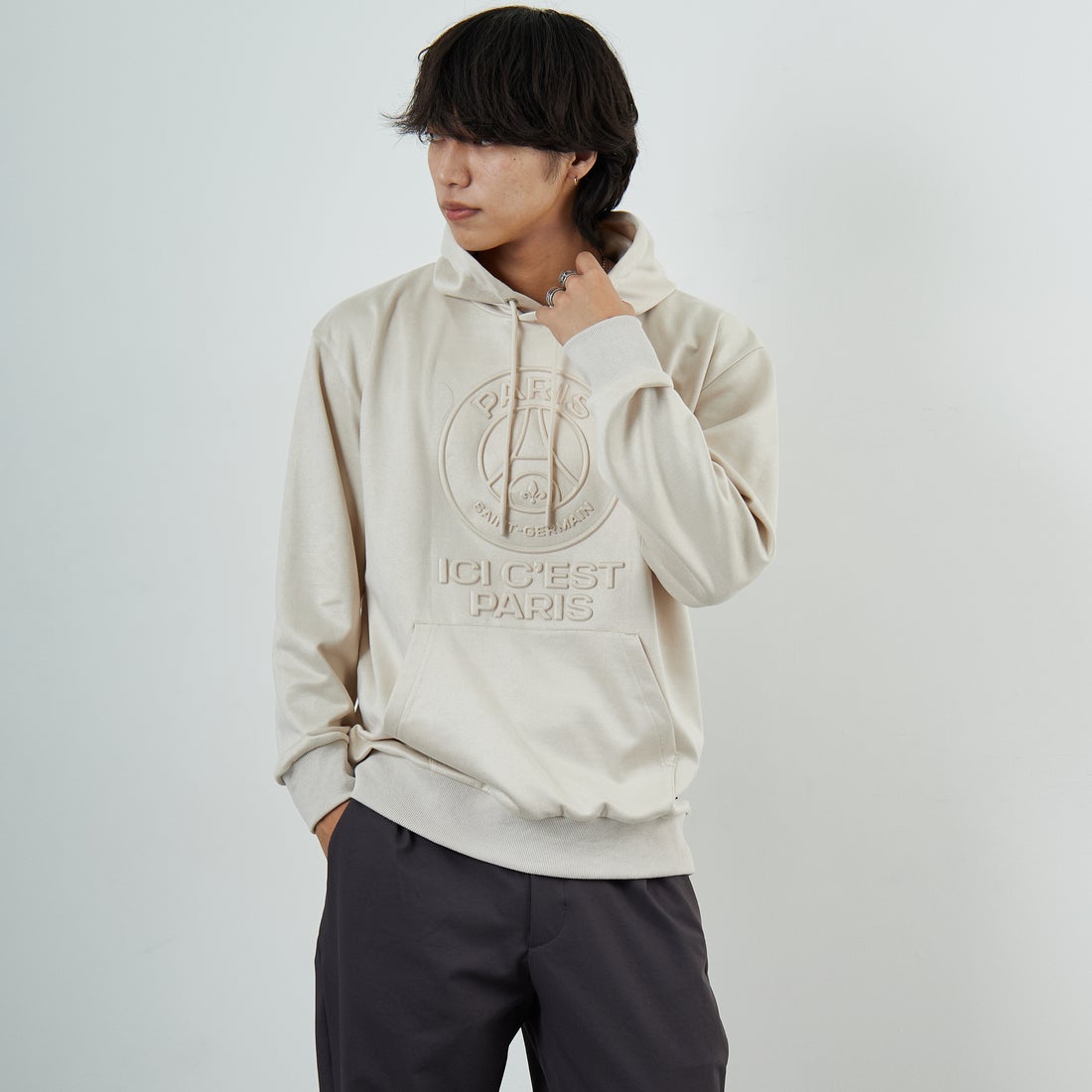 PARIS SAINT-GERMAN [パリ・サンジェルマン] PSG ポリスエードエンボスロゴフーディ [PS0625FW0001] IVORY &&モデル身長：179cm 着用サイズ：XL&&