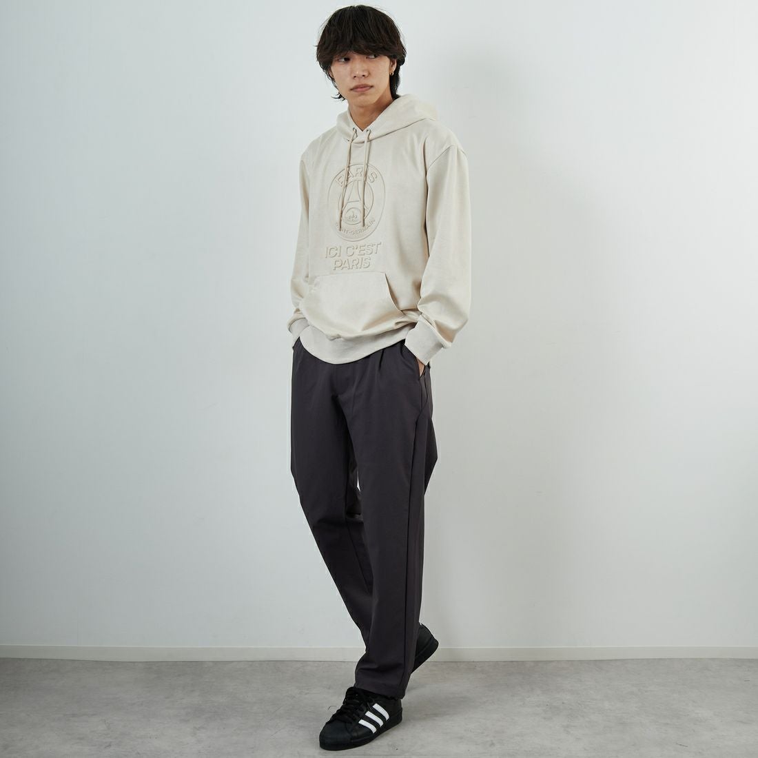 PARIS SAINT-GERMAN [パリ・サンジェルマン] PSG ポリスエードエンボスロゴフーディ [PS0625FW0001] IVORY &&モデル身長：179cm 着用サイズ：XL&&